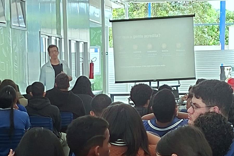 Estudantes acompanham a apresentação projetada no telão
