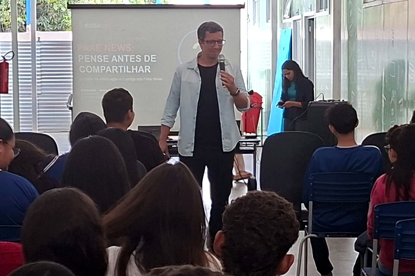 Alex Cabral apresenta a palestra “Fake News: pense antes de compartilhar” para estudantes